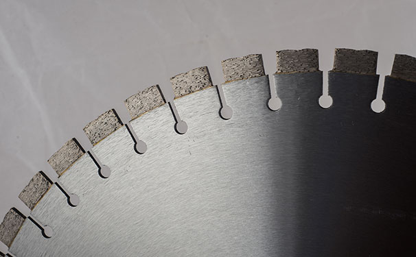 混凝土馬路鋸片使用過(guò)程中的常見(jiàn)問(wèn)題 混凝土馬路鋸片使用過(guò)程中的常見(jiàn)問(wèn)題