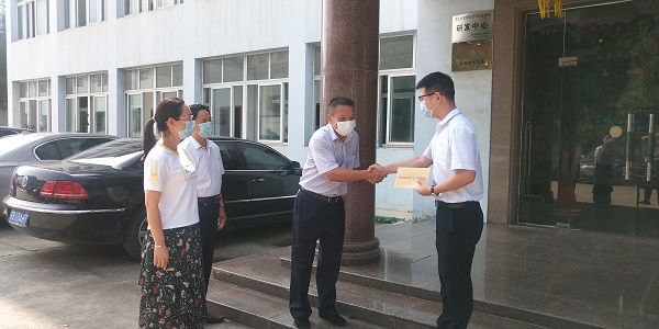 燕磯鎮黨委書記等領導來湖北昌利公司慰問一線黨員 燕磯鎮黨委書記等領導來湖北昌利公司慰問一線黨員